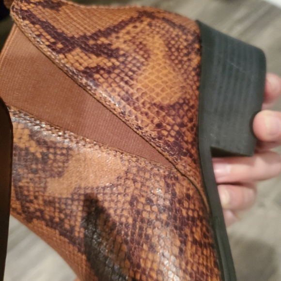 Sneak print brown boots size 8 new only tried on at home by Intaglia - Picture 3 of 4